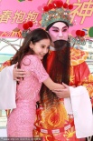 Angelababy穿透視裙緊抱財神 不愿再做宅男女神