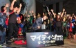 克里斯日本宣传《雷神2》 挥舞铁锤祈愿大卖