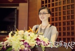 鞏新亮干練演繹女秘書。