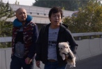 黃渤徐崢在高架橋上。