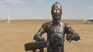 “机器人C-3PO”意外摔倒 剧组人偷笑“不厚道”