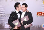 在后臺(tái)，黃曉明也被媒體要求致電Angelababy，黃教主緊張得滿頭大汗，最終還是打給了媽媽，又熱吻張國(guó)立勉強(qiáng)搪塞過(guò)去。