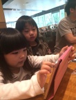 王詩(shī)齡度假巧遇Kimi 兩萌娃甜蜜擁抱樂趣十足