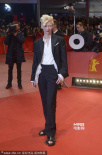 女王斯文顿西服拖鞋拉风登场 端庄不羁并存一身