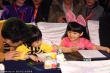 Kimi与王诗龄随爸爸出席活动 甜蜜画画两小无猜