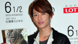 佐藤健玩游戏说谎被狂电 媚眼献花乐歪女记者