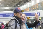 郭晓冬携妻远赴柏林争奖 机场甜蜜玩自拍秀恩爱
