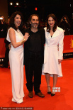 《斯彻特斯》柏林首映 帕帕多波罗红唇显魅力