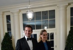 库珀携嫩模女友出席白宫晚宴 与美国国务卿交谈