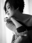 女星辛芷蕾曝黑白質(zhì)感寫真 大露香肩顯慵懶性感