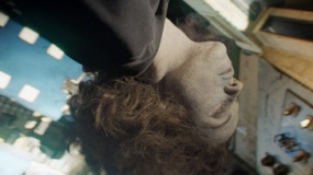 《地心引力》精彩片段 宇宙残骸现惊悚太空浮尸