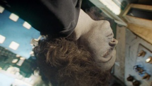 《地心引力》精彩片段 宇宙残骸现惊悚太空浮尸
