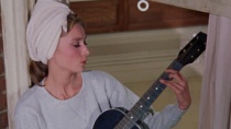 《蒂凡尼的早餐》片段 赫本经典吉他弹唱“月亮河”