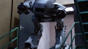 87版《机械战警》精彩片段 陷埋伏遭巨型机器追杀