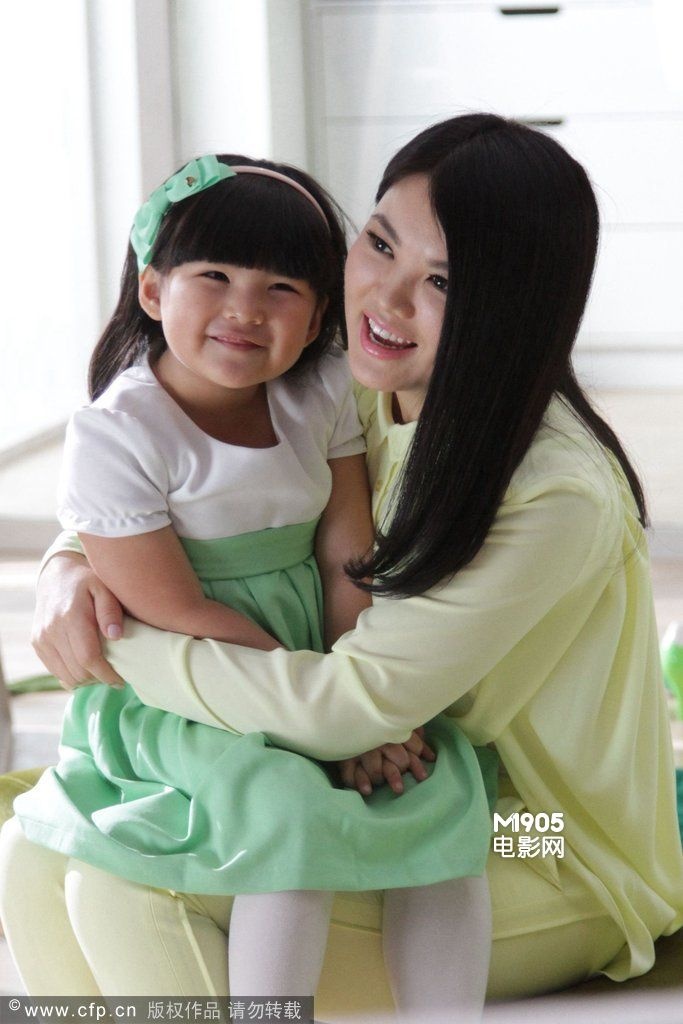 王诗龄拍广告似可爱洋娃娃 与妈妈李湘有爱亲吻