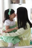 王詩齡拍廣告似可愛洋娃娃 與媽媽李湘有愛親吻