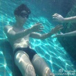 張亮穿泳褲裸身與兒子戲水 女網(wǎng)友大呼把持不住