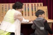 李嘉欣携三岁儿子做慈善 女神带萌娃展母性本色