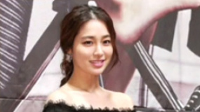 李秉憲嬌妻李珉廷露香肩被贊正妹 扮失婚女信心足