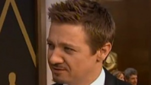 《美国骗局》杰瑞米·雷纳帅气亮相 大赞70年代服装