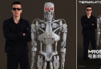 這是一個終結(jié)者T-800金屬骨架模型的1:1復(fù)制品，由粉絲Martin Latta精心拼湊在一起。1500個樂高組件，構(gòu)成了機器人錯綜復(fù)雜的系統(tǒng)，包括活塞、電線和可怕的牙齒。  最酷細節(jié)：眼睛，它們能點亮。