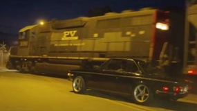 《极品飞车》精彩片段 夜幕飙车与火车头擦身而过