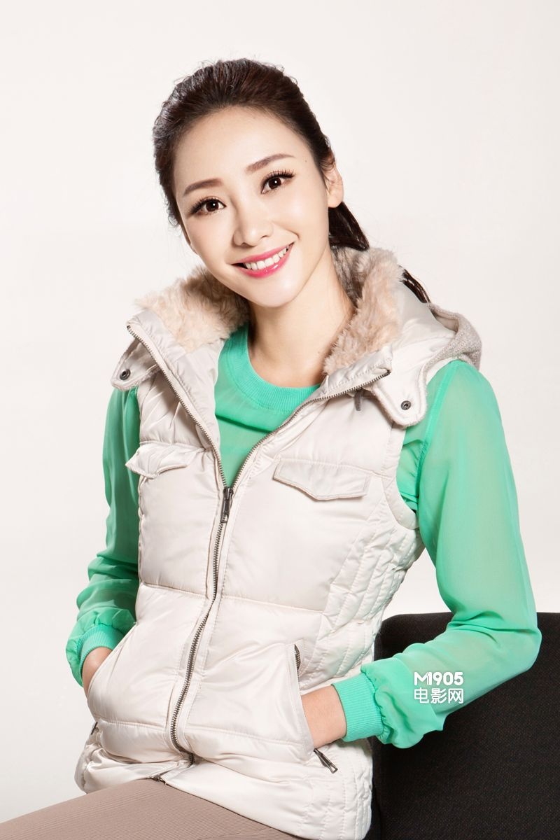 柳岩似邻家女孩般随性 紧身墨绿短裙揭初春气息_明星写真_图集_电影网