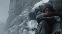 《残酷冰雪》片段 风雪峭壁同伴遇险面临无情选择