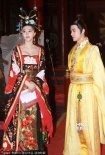 范冰冰片場(chǎng)穿唐裝半露酥胸 李治廷低頭面帶尷尬