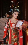 范冰冰片場(chǎng)穿唐裝半露酥胸 李治廷低頭面帶尷尬