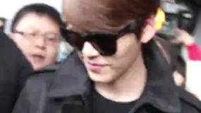 金宇彬“空降”台湾 接机女粉丝疯狂丧失理智