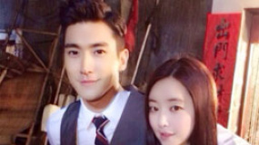 崔始源身着帅气西装放胆去爱 环抱拥吻长发女星