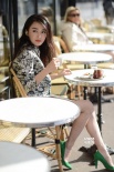 秦岚春日户外写真色彩明亮 拥抱花束享受阳光