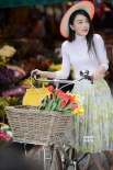 秦岚春日户外写真色彩明亮 拥抱花束享受阳光