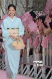 宫崎葵身穿淡雅和服宣传 牵手樱井翔亮相樱花毯