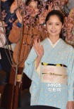 宫崎葵身穿淡雅和服宣传 牵手樱井翔亮相樱花毯
