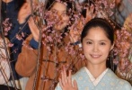 宫崎葵身穿淡雅和服宣传 牵手樱井翔亮相樱花毯