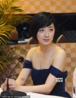 桂綸鎂低胸裙露香肩秀性感 為《白日焰火》造勢(shì)