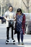 何潔懷孕仍遛狗玩平衡車(chē) 肚子超大似懷雙胞胎