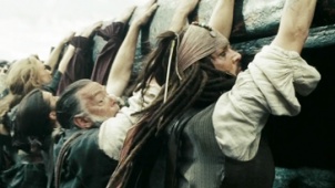 《加勒比海盗3》片段 众人倾覆船只重回正常世界