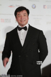 唐季礼导演低调亮相 双排扣西装别致不失大方