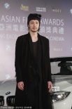 小田切让怪异装登红毯抢镜 获最佳男配角提名