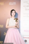薇女郎江疏影斬獲“最佳新演員” 甜笑托舉獎(jiǎng)杯