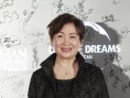 鲍起静身着黑色长裙亮相红毯 微笑示人挥手致意