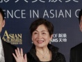 鲍起静身着黑色长裙亮相红毯 微笑示人挥手致意