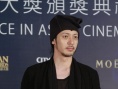 小田切讓怪異裝登紅毯搶鏡 獲最佳男配角提名
