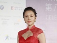 何琳穿裹身红裙亮相姿态优雅 美沟性感玉背诱人