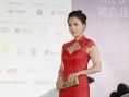 何琳穿裹身红裙亮相姿态优雅 美沟性感玉背诱人