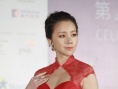 何琳穿裹身红裙亮相姿态优雅 美沟性感玉背诱人