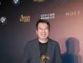最佳美术指导邱伟明亮相后台 手握奖杯兴奋难抑